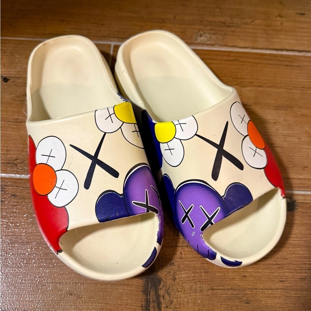 Trendy Graffiti-Style Slides – Size 40-41 – Bold & Comfortable! 🎨✨